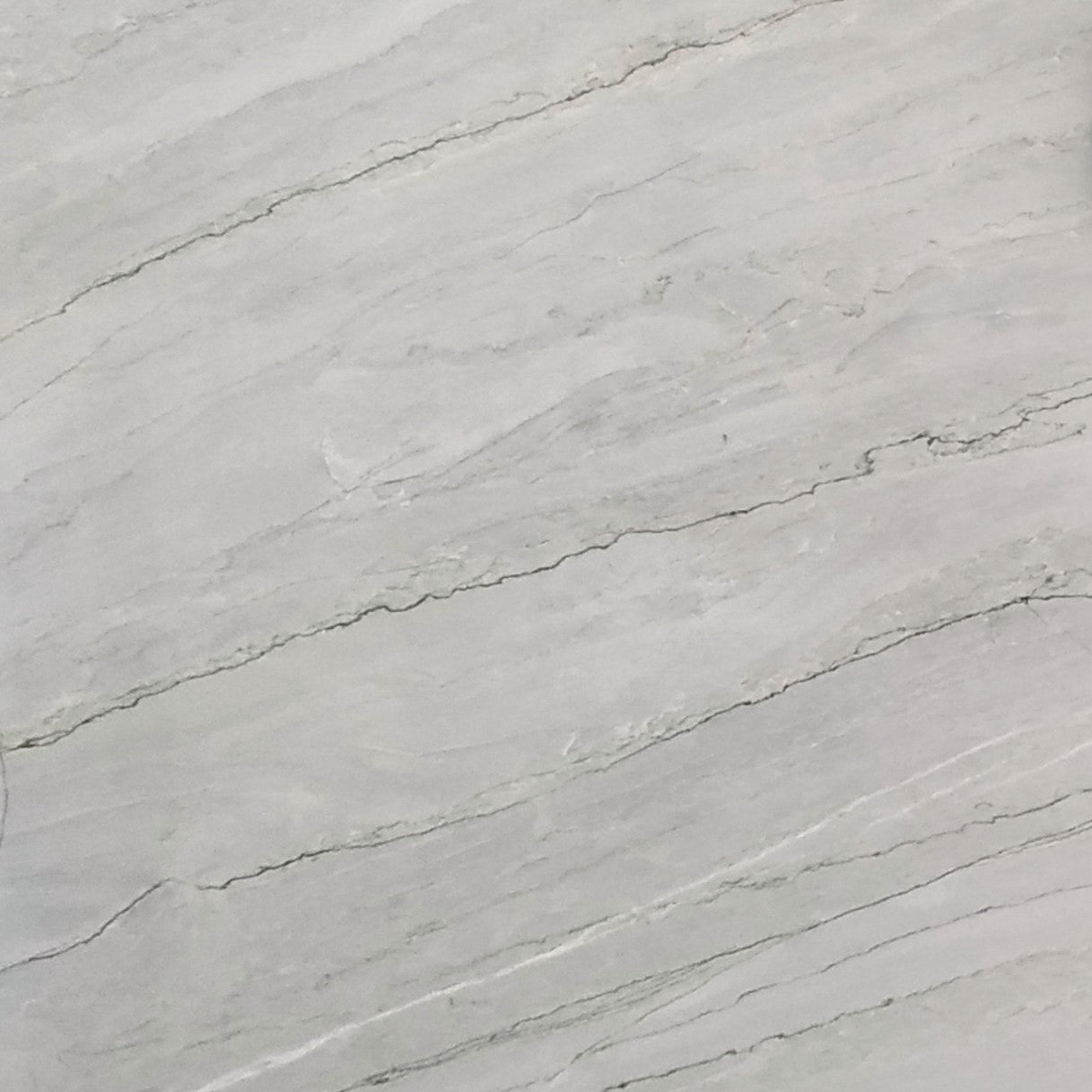 Azzura Bay Quartz – Hochwertiger Quarzstein mit sanften Blautönen und feiner Struktur, ideal für moderne Innenraumgestaltung.
