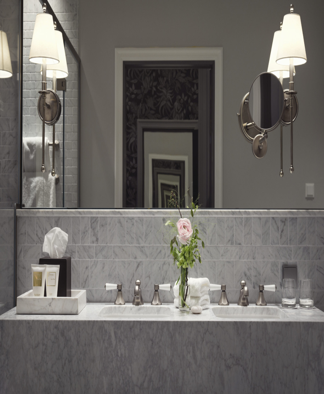 Naturstein Tilmes – Bianco Carrara C Marmor: Edle Fliesen & Naturstein mit feiner grauer Maserung. Ideal für luxuriöse Innenräume. Jetzt Angebot anfragen!
Badezimmer zu sehen