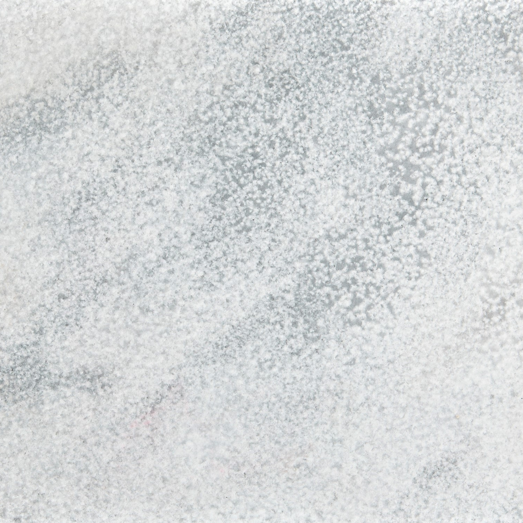 KAVALA Semi White Bush-Hammered Marmor bei Naturstein Tilmes – Strukturiert, robust & vielseitig für Fliesen & Wände. Jetzt Angebot anfragen!