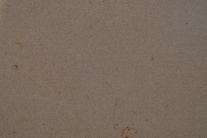 Gezeigt wird eine Marrón Fliese im Close Up. Es ist ein spanischer Sandstein, mit feiner Körnung, welcher von Naturstein Tilmes angeboten wird.