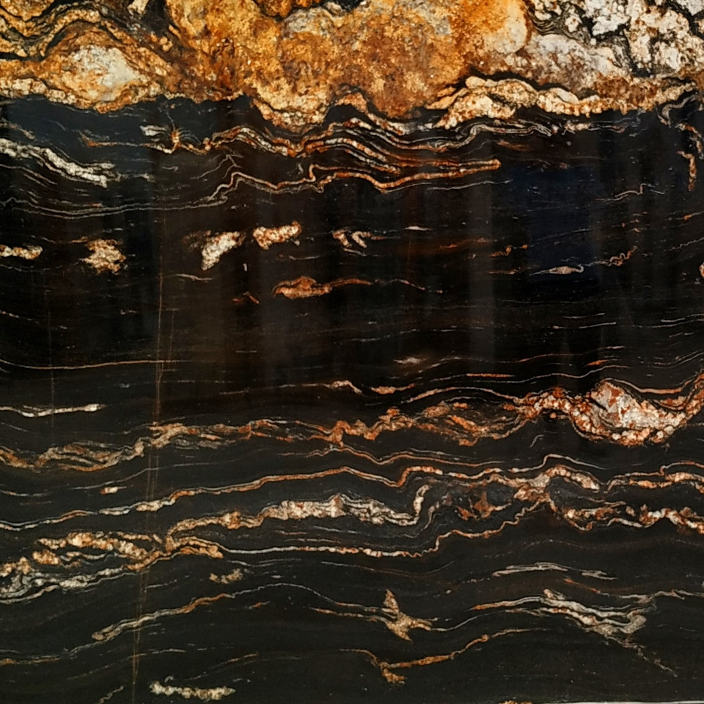 Black Taurus Granit – Edler, tiefschwarzer Naturstein mit gold-bronzenen Adern, ideal für luxuriöse Innen- und Außenbereiche.