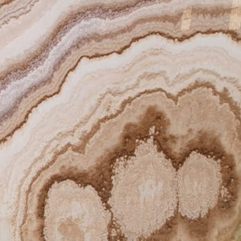 Camel Onyx – Hochwertiger, transluzenter Naturstein mit einzigartiger Maserung, ideal für luxuriöse Innenraumgestaltung.