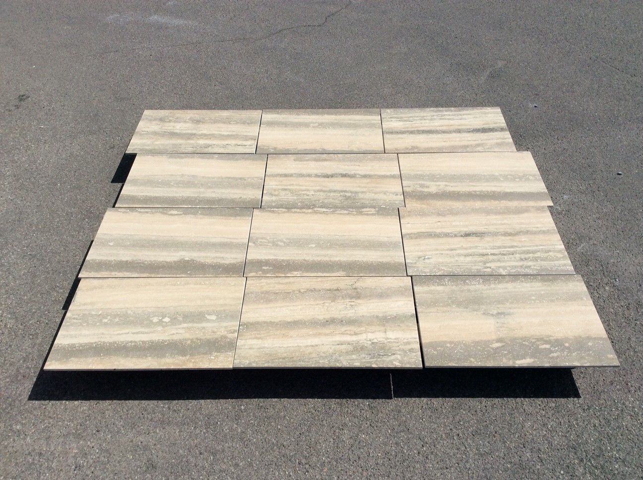 Travertin Fliesen in 60x30x1 cm mit gelb-beige-grauer Farbgebung als Palette auf dem Boden. Naturstein mit Geschmack.