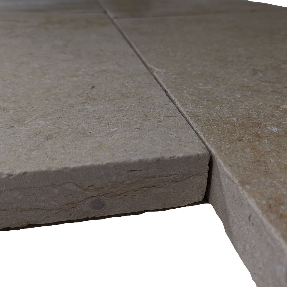 Kalkstein Terrassenplatte Catrina im römischen Verband, gelb-beige – Natursteinfliese mit geschliffener, angerauter und getrommelter Oberfläche für Außenbereiche