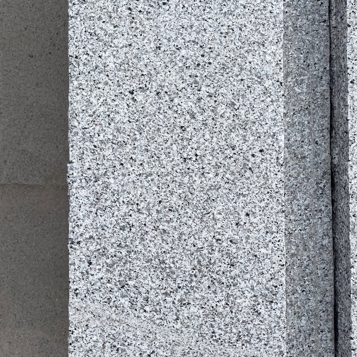 Granit Mauerabdeckung 100x28x4 cm hellgrau – Robuste und langlebige Natursteinplatte mit geflammter Oberfläche und Wassernase