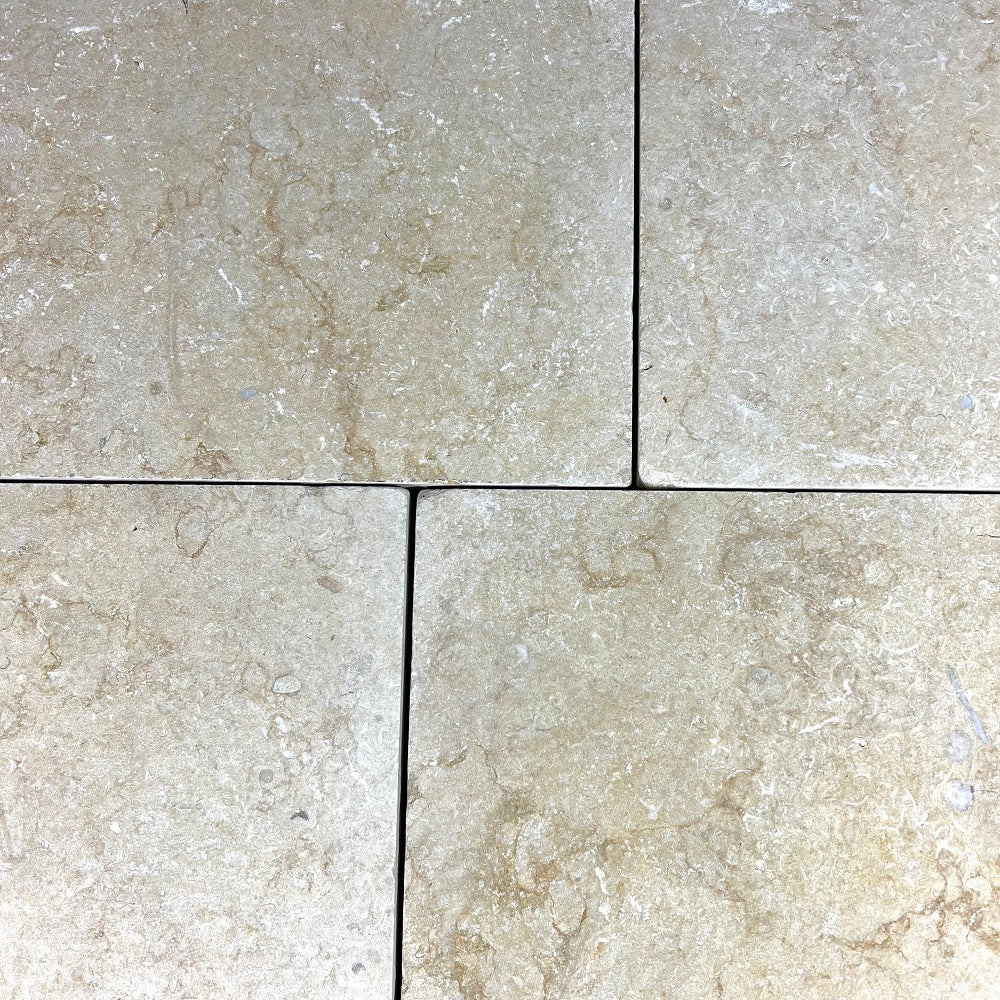 Kalkstein Terrassenplatte Catrina im römischen Verband, gelb-beige – Natursteinfliese mit geschliffener, angerauter und getrommelter Oberfläche für Außenbereiche