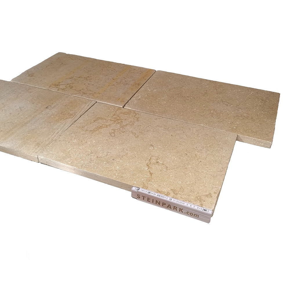 Kalkstein Terrassenplatte Catrina im römischen Verband, gelb-beige – Natursteinfliese mit geschliffener, angerauter und getrommelter Oberfläche für Außenbereiche
