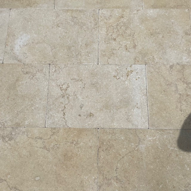 Kalkstein Terrassenplatte Catrina im römischen Verband, gelb-beige – Natursteinfliese mit geschliffener, angerauter und getrommelter Oberfläche für Außenbereiche