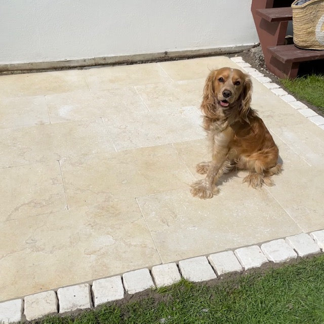 Kalkstein Terrassenplatte Catrina im römischen Verband, gelb-beige – Natursteinfliese mit geschliffener, angerauter und getrommelter Oberfläche für Außenbereiche