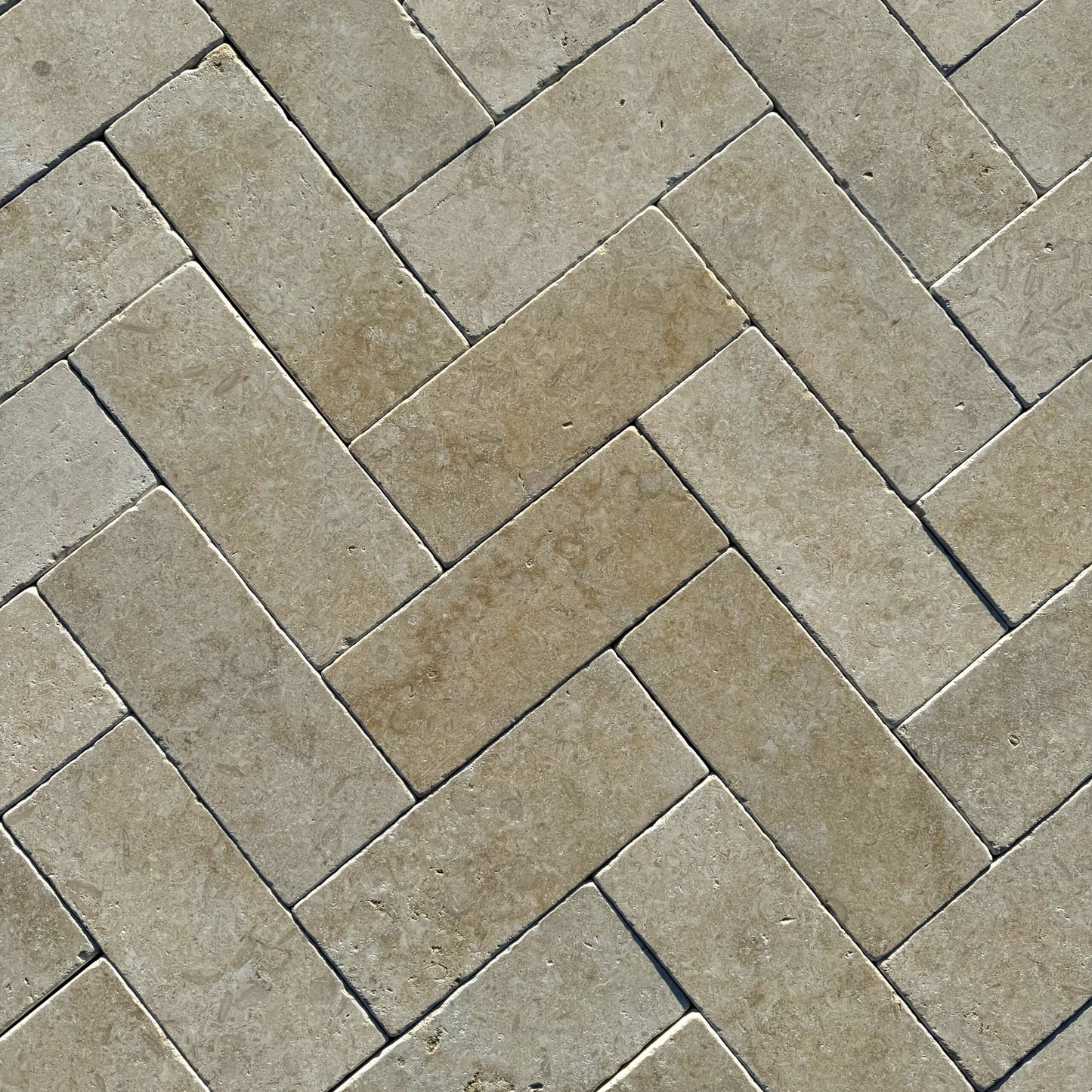 Kalkstein Terrassenplatte Catrina im römischen Verband, gelb-beige – Natursteinfliese mit geschliffener, angerauter und getrommelter Oberfläche für Außenbereiche