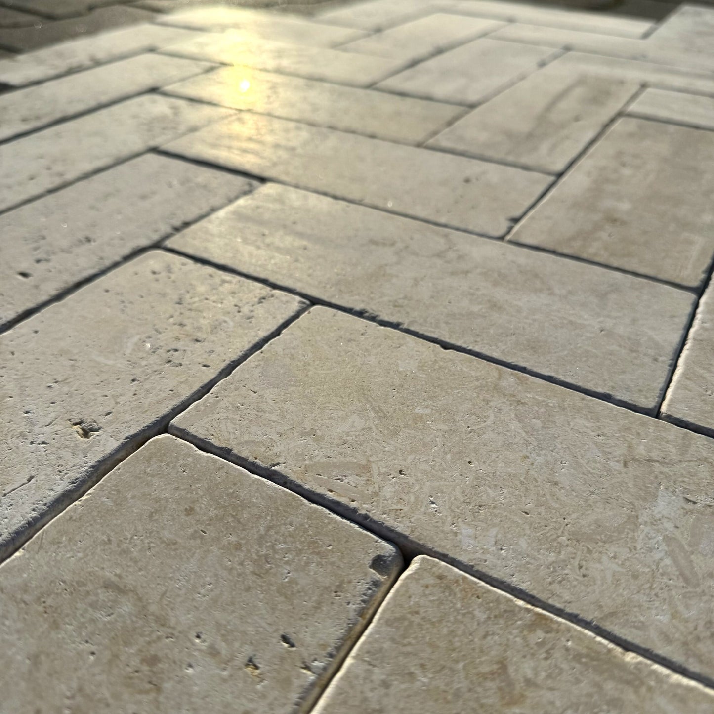 Kalkstein Terrassenplatte Catrina im römischen Verband, gelb-beige – Natursteinfliese mit geschliffener, angerauter und getrommelter Oberfläche für Außenbereiche