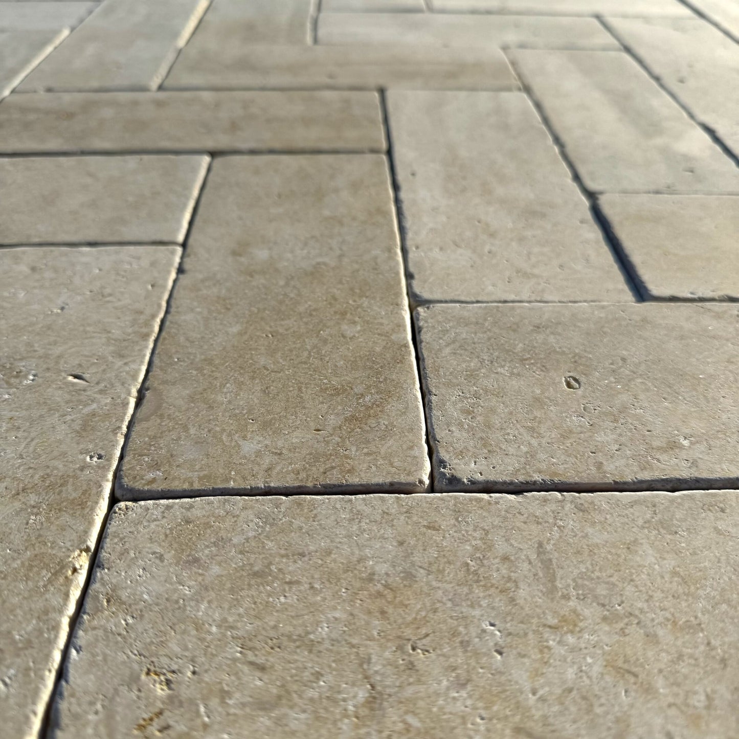 Kalkstein Terrassenplatte Catrina im römischen Verband, gelb-beige – Natursteinfliese mit geschliffener, angerauter und getrommelter Oberfläche für Außenbereiche