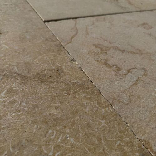 Kalkstein Terrassenplatte Catrina im römischen Verband, gelb-beige – Natursteinfliese mit geschliffener, angerauter und getrommelter Oberfläche für Außenbereiche