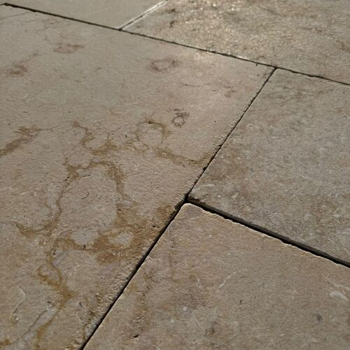 Kalkstein Terrassenplatte Catrina im römischen Verband, gelb-beige – Natursteinfliese mit geschliffener, angerauter und getrommelter Oberfläche für Außenbereiche