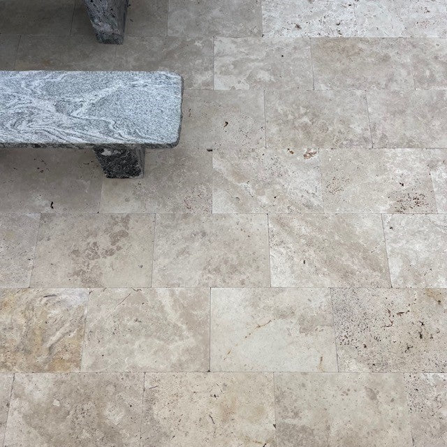 Travertin Terrassenplatte Mokka in walnuss-braun – Getrommelte Natursteinfliese für stilvolle Terrassen und Außenbereiche