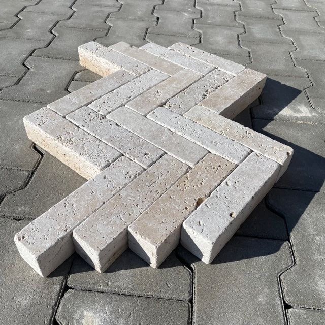 Naturstein Tilmes – Travertin Pflasterklinker Crema 24x12x6 cm: Gesägt, getrommelt, robust, creme-beige, perfekt für Pflasterflächen. 30 Stück pro m².