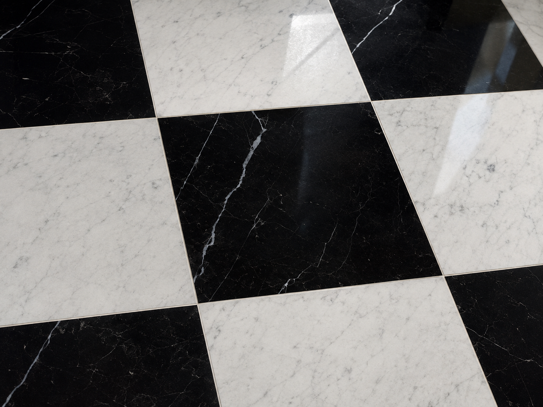 Gezeigt werden Nero Marquina & Bianco Carrara Fliesen im Close Up im Schachbrettmuster verlegt. 