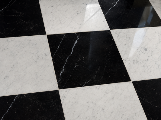 Gezeigt werden Nero Marquina & Bianco Carrara Fliesen im Close Up im Schachbrettmuster verlegt. 