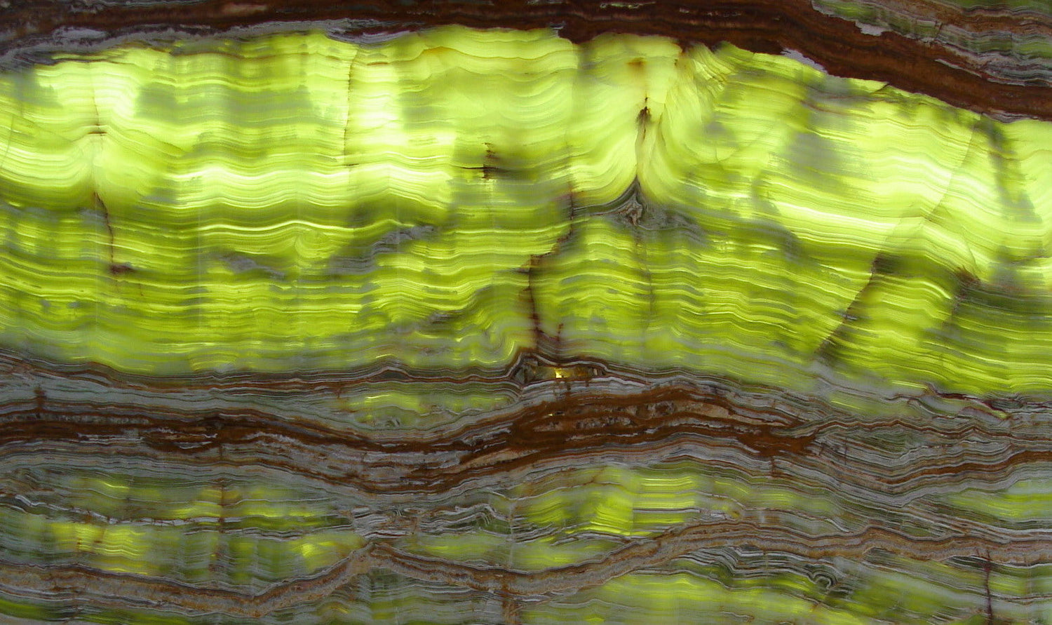 Luxuriöse Onyx-Fliesen von Naturstein Tilmes für elegante und einzigartige Wandgestaltung.