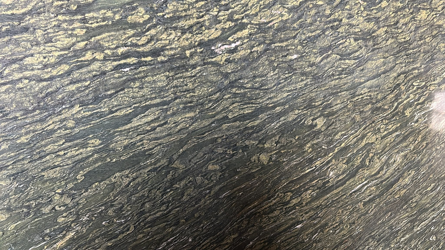 Close Up einer polierten Verde Picasso Unmaßtafel