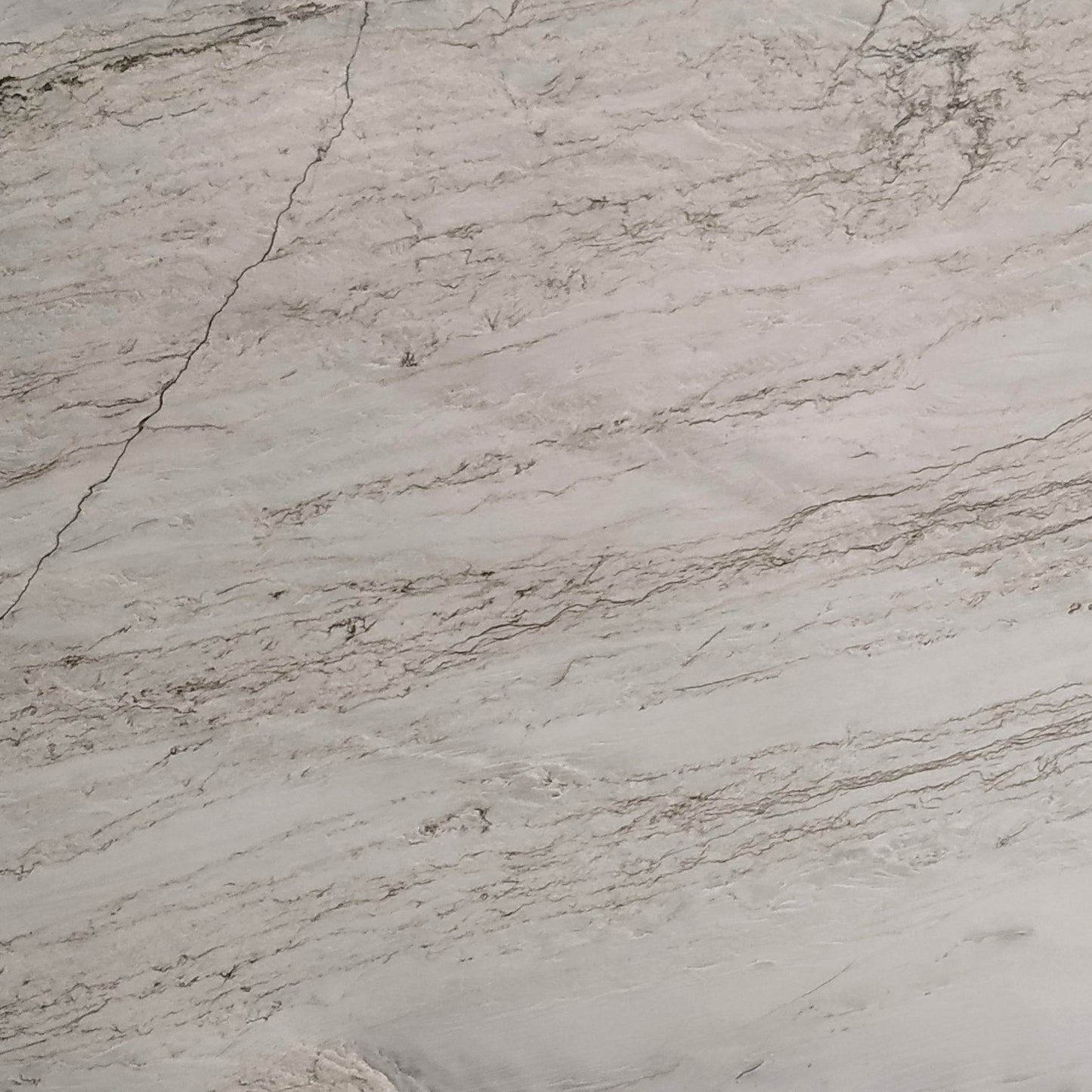 Allure Light Quartz – Heller, eleganter Quarzstein aus Spanien mit feinkörniger Struktur und sanften Beige- und Creme-Tönen, ideal für Innen- und Außenbereiche.







