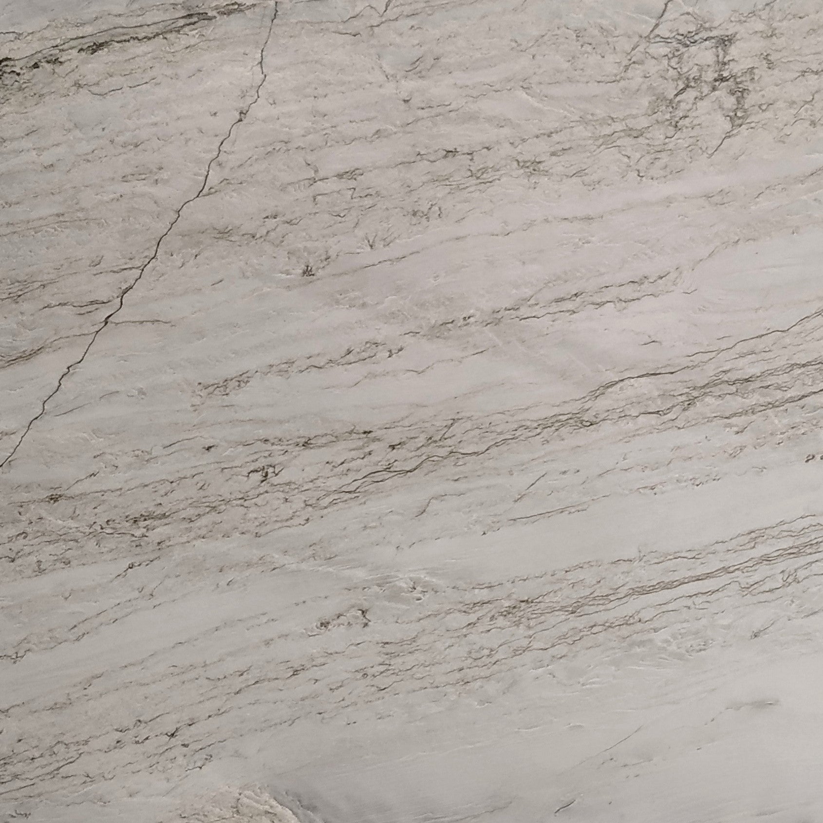 Allure Light Quartz – Heller, eleganter Quarzstein aus Spanien mit feinkörniger Struktur und sanften Beige- und Creme-Tönen, ideal für Innen- und Außenbereiche.








