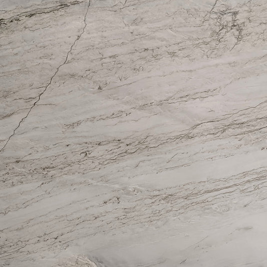 Allure Light Quartz – Heller, eleganter Quarzstein aus Spanien mit feinkörniger Struktur und sanften Beige- und Creme-Tönen, ideal für Innen- und Außenbereiche.







