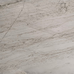 Allure Light Quartz – Heller, eleganter Quarzstein aus Spanien mit feinkörniger Struktur und sanften Beige- und Creme-Tönen, ideal für Innen- und Außenbereiche.







