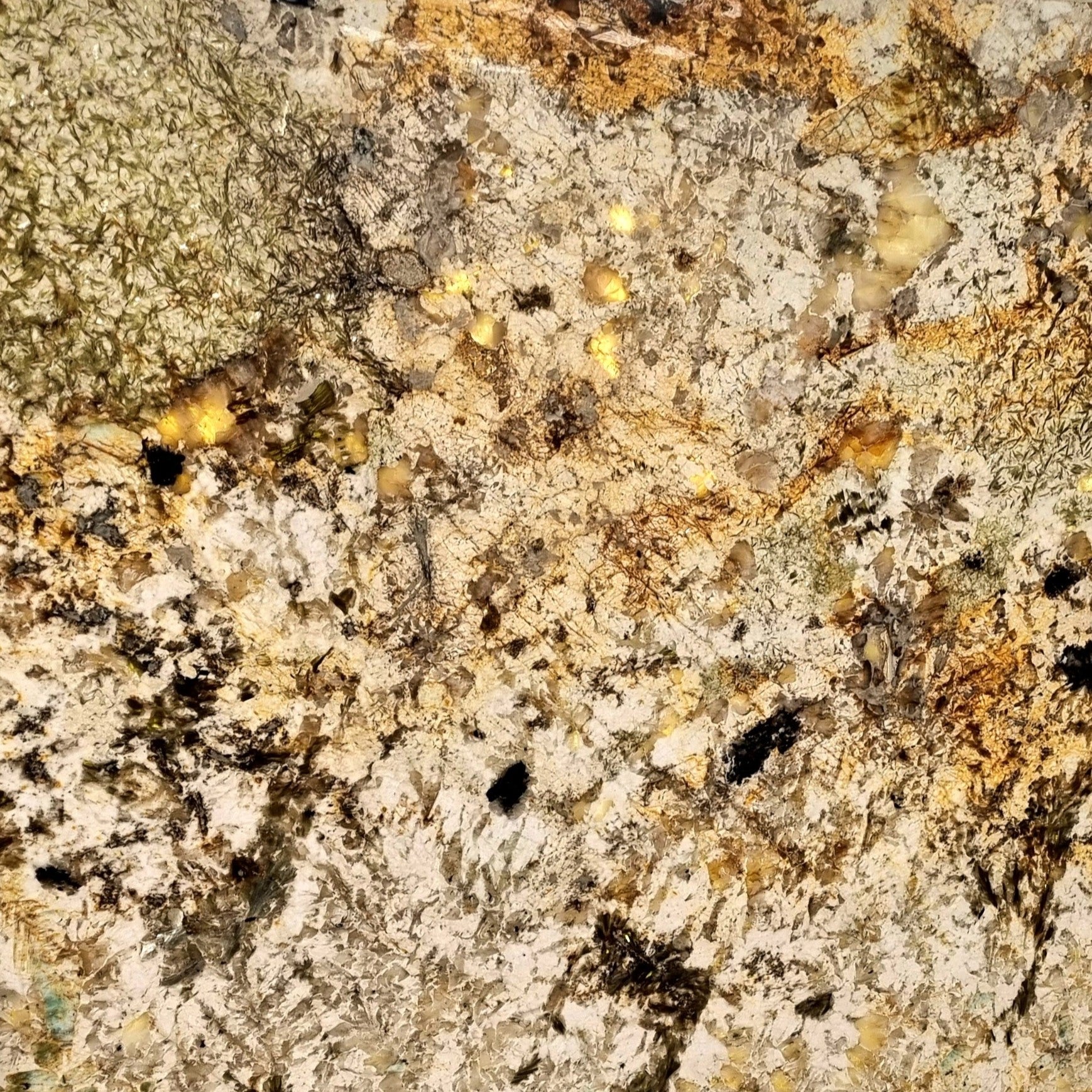 Alpinus Quartz – Heller Quarzstein mit dezenter Maserung und glatter Oberfläche, ideal für stilvolle Innenräume und moderne Raumgestaltung.







