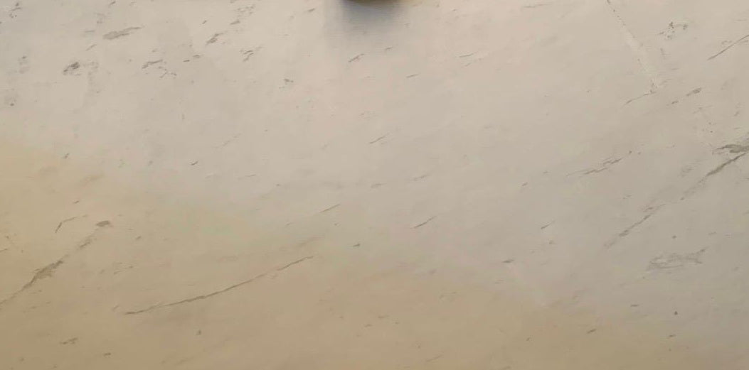 Ariston ist ein griechischer Marmor, welche wunderbar für den Innenbereich als Bodenfliese oder Wandfliese genutzt werden kann. Hier sehen Sie ein Close Up der weißen Fliese mit leichter grauer Aderung.