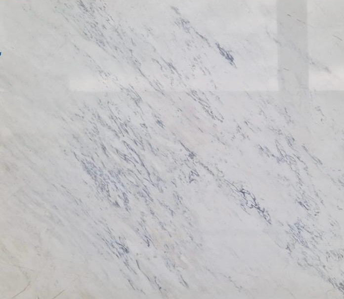 Ariston ist ein griechischer Marmor, welche wunderbar für den Innenbereich als Bodenfliese oder Wandfliese genutzt werden kann. Hier sehen Sie ein Close Up der weißen Fliese mit leichter grauer Aderung.