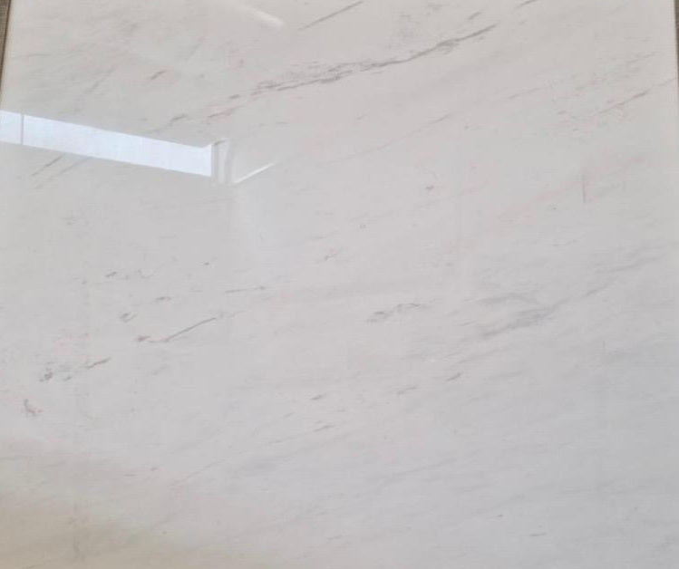 Ariston ist ein griechischer Marmor, welche wunderbar für den Innenbereich als Bodenfliese oder Wandfliese genutzt werden kann. Hier sehen Sie ein Close Up der weißen Fliese mit leichter grauer Aderung.