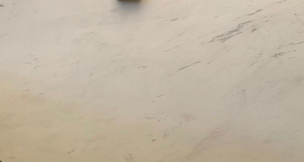 Ariston ist ein griechischer Marmor, welche wunderbar für den Innenbereich als Bodenfliese oder Wandfliese genutzt werden kann. Hier sehen Sie ein Close Up der weißen Fliese mit leichter grauer Aderung.