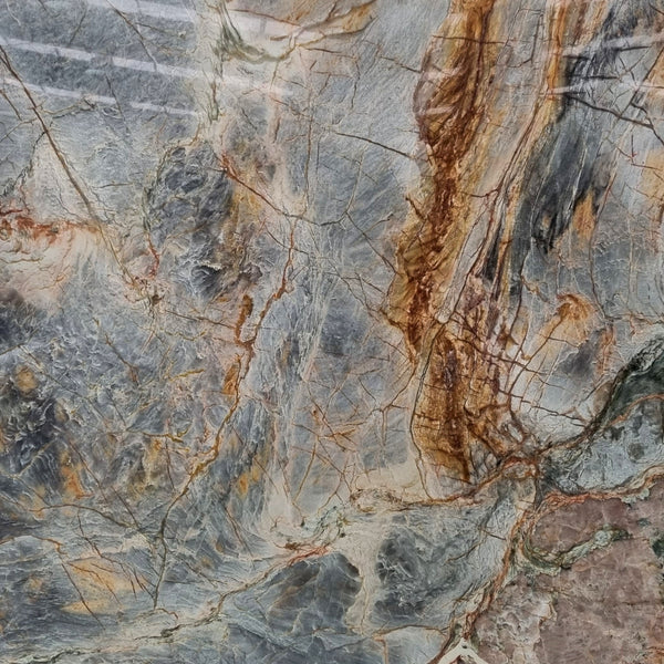 Azul Michelangelo Quartz – Hochwertiger Quarzstein mit blaugrauer Maserung und wolkenartiger Struktur, perfekt für moderne Innenraumgestaltung.







