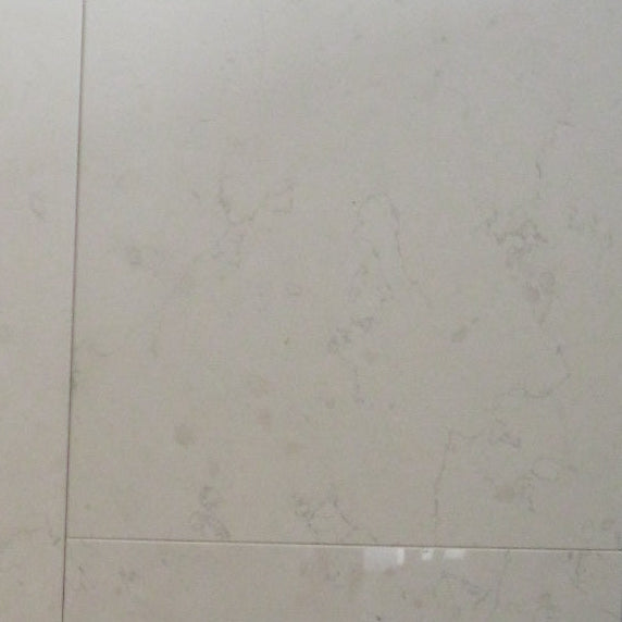Gezeigt wird eine Bianco Asiago Fliese im Close Up. Die Fliese ist creme-beige und hat eine sehr ruhige Maserung. 