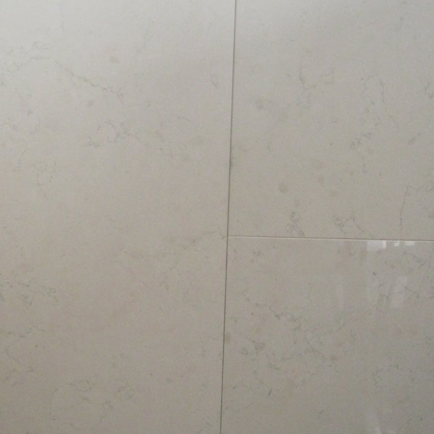 Gezeigt wird eine Bianco Asiago Fliese im Close Up. Die Fliese ist creme-beige und hat eine sehr ruhige Maserung. 
