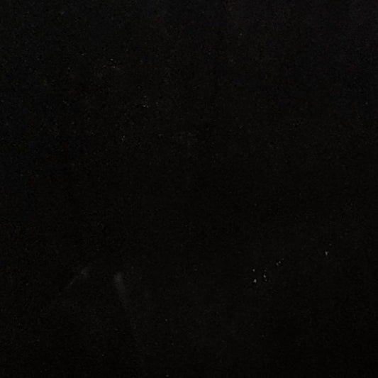 Black Absolute Granit – Hochwertiger, tiefschwarzer Naturstein mit polierter oder satinierter Oberfläche, ideal für moderne Innen- und Außenbereiche.







