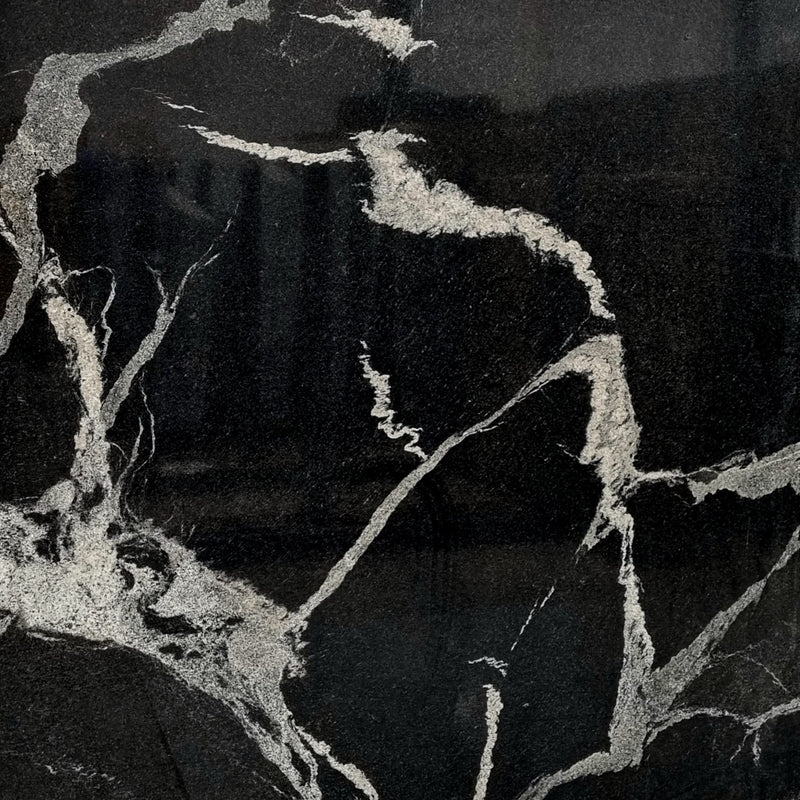 Black Mamba Granit – Hochwertiger, tiefschwarzer Naturstein mit polierter oder satinierter Oberfläche, ideal für moderne Innen- und Außenbereiche.







