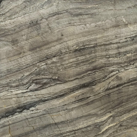 Cinza Platinus Quarzit – Hochwertiger grauer Naturstein mit silbernen und weißen Adern, perfekt für moderne Innenraumgestaltung.







