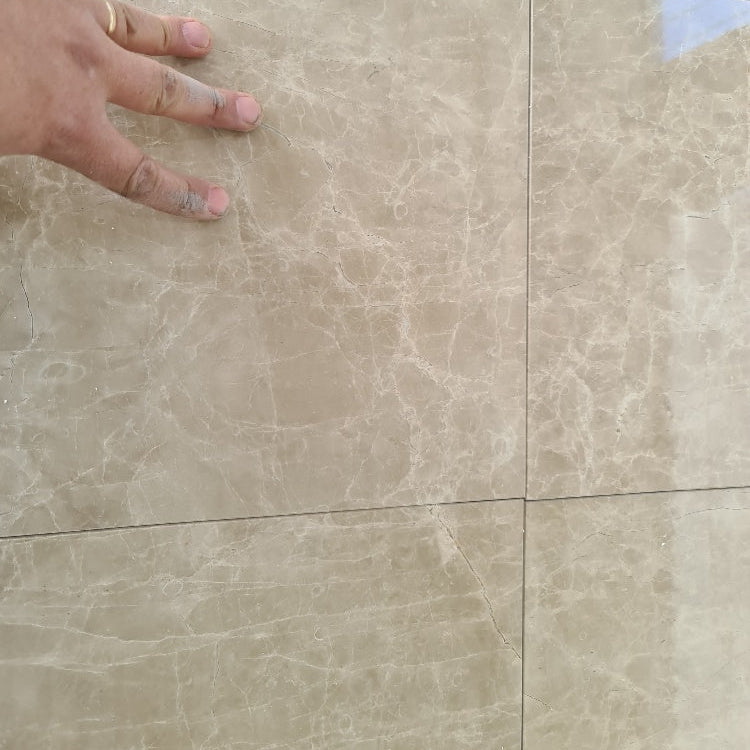 Zu sehen ist die Emperador Light Natursteinfliese mit gelb-beiger Farbgebung und feinen weißen Adern. Diese Fliese ist erhältlich bei Naturstein Tilmes.