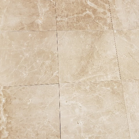 Zu sehen ist die Emperador Light Natursteinfliese mit gelb-beiger Farbgebung und feinen weißen Adern. Diese Fliese ist erhältlich bei Naturstein Tilmes.