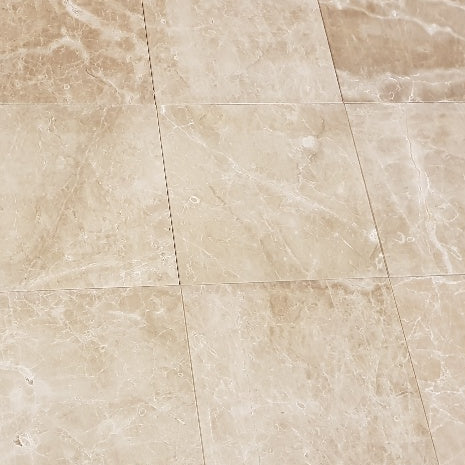 Zu sehen ist die Emperador Light Natursteinfliese mit gelb-beiger Farbgebung und feinen weißen Adern. Diese Fliese ist erhältlich bei Naturstein Tilmes.