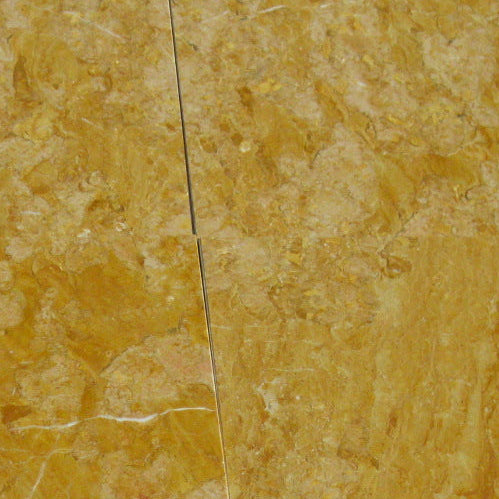 Giallo Reale Natursteinfliesen im Close Up. Die Fliese ist gelb gold mit teils rot-weißer Maserung.