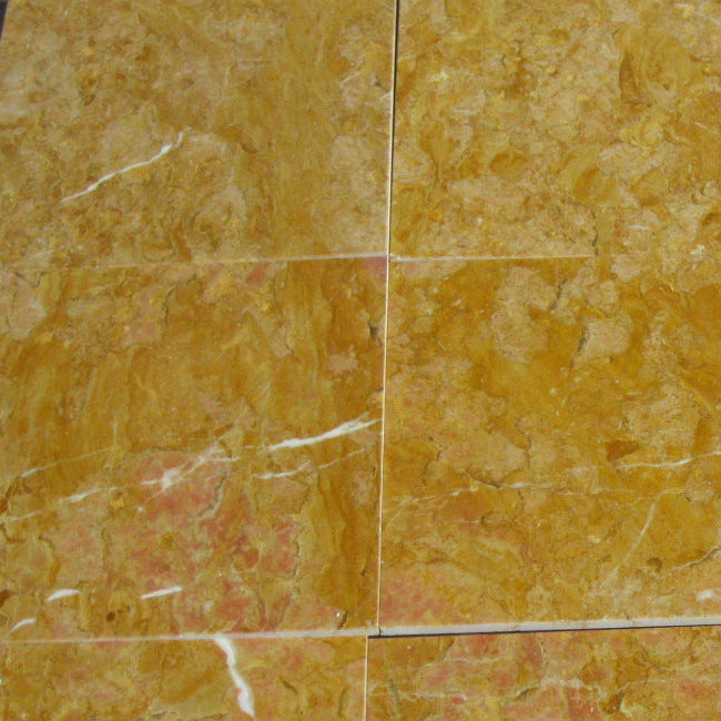 Giallo Reale Natursteinfliesen im Close Up. Die Fliese ist gelb gold mit teils rot-weißer Maserung.
