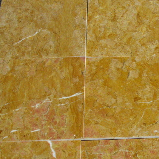 Giallo Reale Natursteinfliesen im Close Up. Die Fliese ist gelb gold mit teils rot-weißer Maserung.