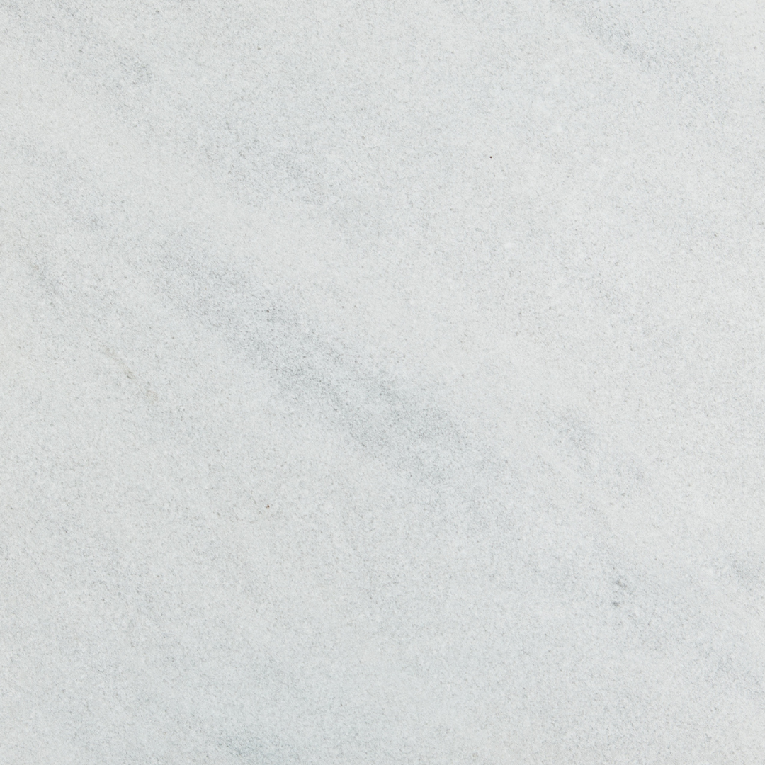 Kavala Semi White Weißer Marmor, sandgestrahle Oberfläche - Nahaufnahme Naturstein