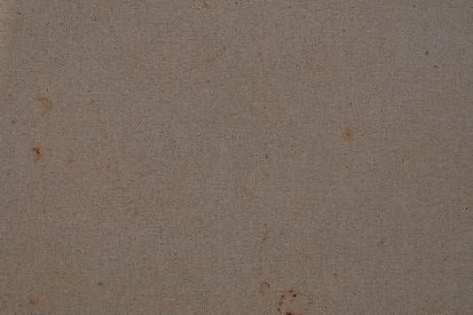 Gezeigt wird eine Marrón Fliese im Close Up. Es ist ein spanischer Sandstein, mit feiner Körnung, welcher von Naturstein Tilmes angeboten wird. 