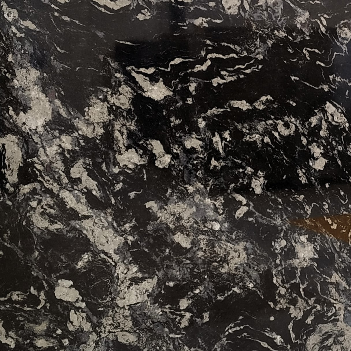 Blue Night Granit – Hochwertiger dunkler Naturstein mit blauen und silbernen Adern, ideal für moderne Innen- und Außenbereiche.






