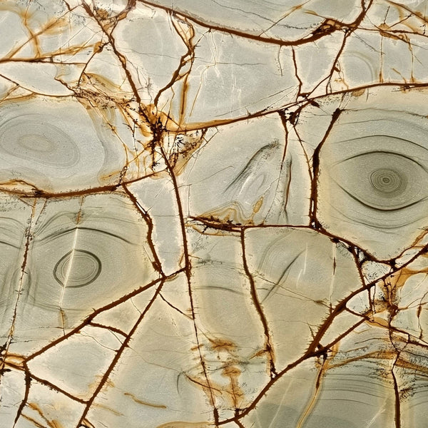 Blue Roma Quarzit – Hochwertiger Naturstein mit blauer, goldener und beiger Maserung, perfekt für luxuriöse Innenraumgestaltung.







