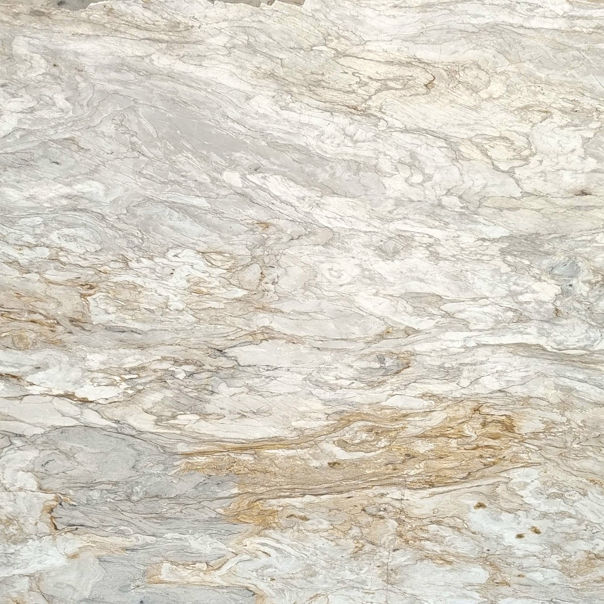 Boreal Quarzit – Hochwertiger Naturstein mit grüner, weißer und goldener Maserung, perfekt für luxuriöse Innenraumgestaltung.







